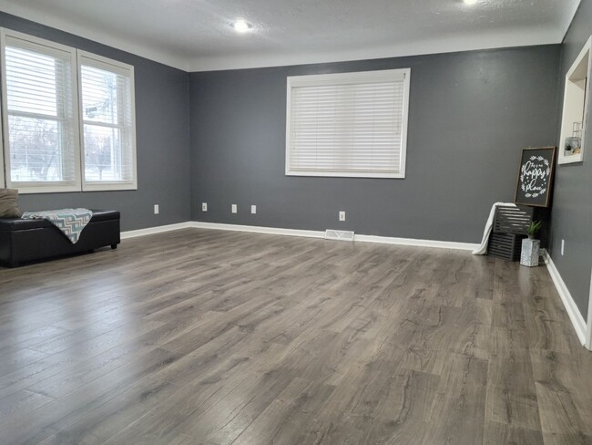 Building Photo - BEAUTIFUL UPDATED 3 BEDROOM 2 BATH HOUSE!