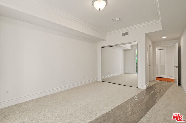 Building Photo - 2306 Fox Hills Dr