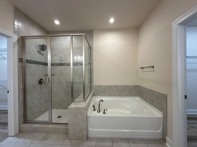 Building Photo - 120 Heathbrook Ln
