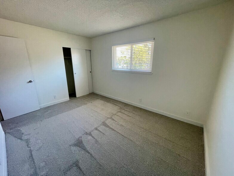 Primary bedroom (upstairs) - 9856 Continental Dr