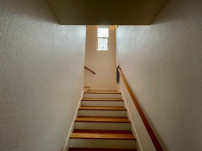 Building Photo - Charming Alta Sierra Home