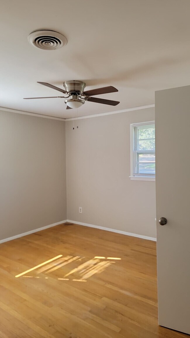 Building Photo - 3359 Bedford Ln