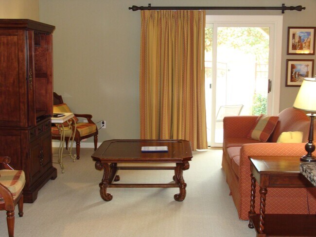 Building Photo - 1-bedroom furnished condo with fenced courtyard