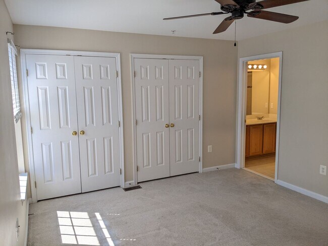Building Photo - Updated condo in Ballenger Creek available in June!