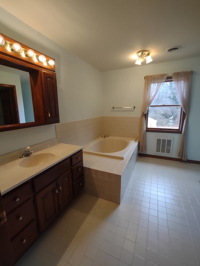 Building Photo - 44 Pocahontas Dr