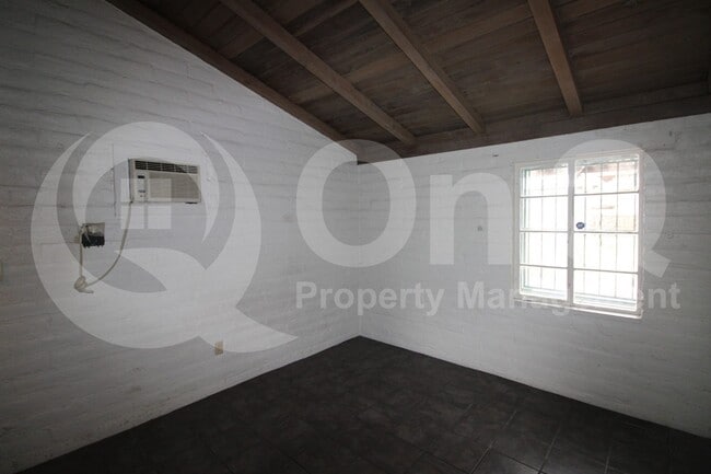 Building Photo - 1019 N Catalina Ave
