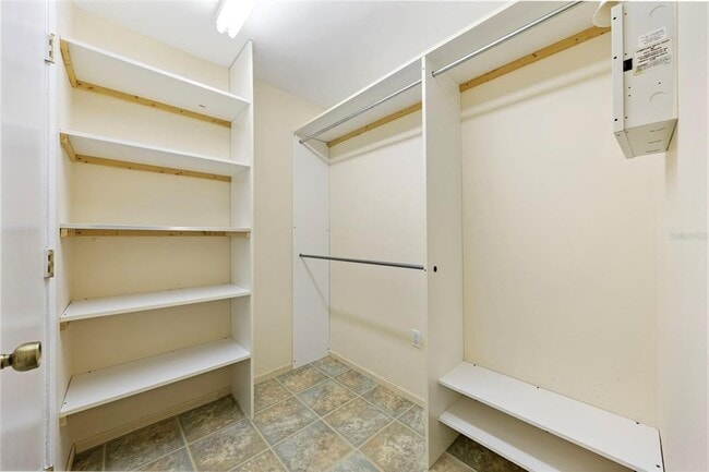 Building Photo - 8006 Oak Dr