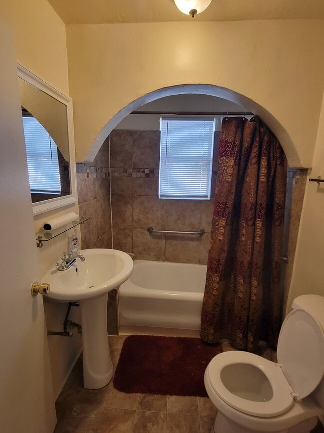 Building Photo - 2 BEDROOM AND 1 BATH NEXT TO UNM CAMPUS