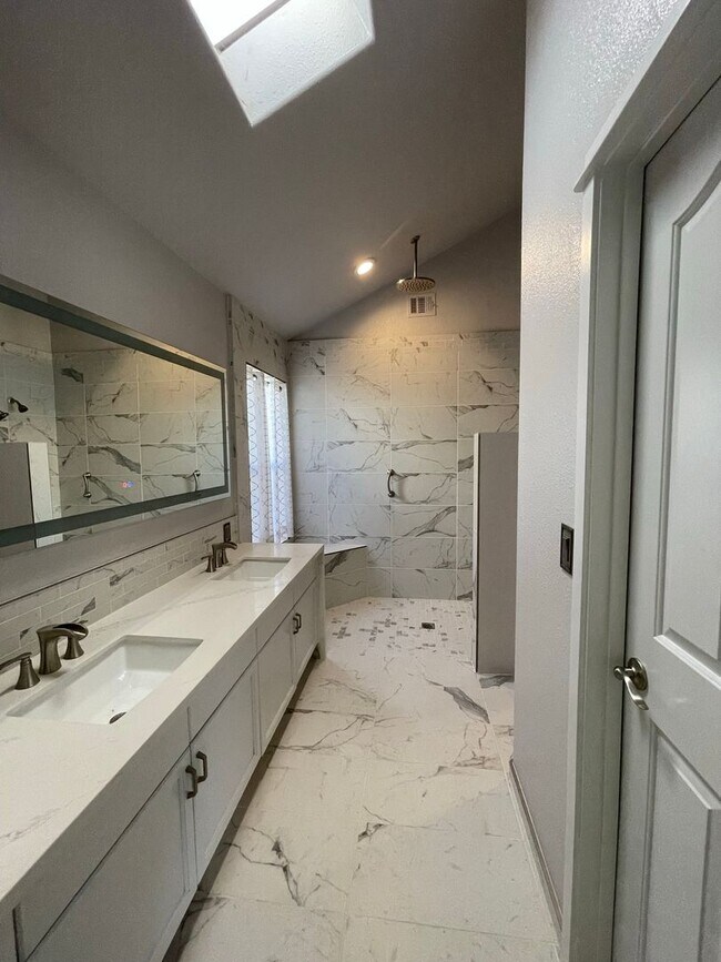 Building Photo - Beautiful South West Visalia home Near El Diamante school with a pool!!