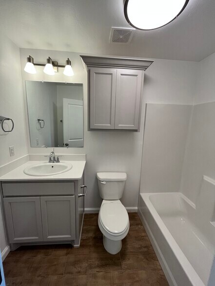 Building Photo - 1335 Eastgate Dr