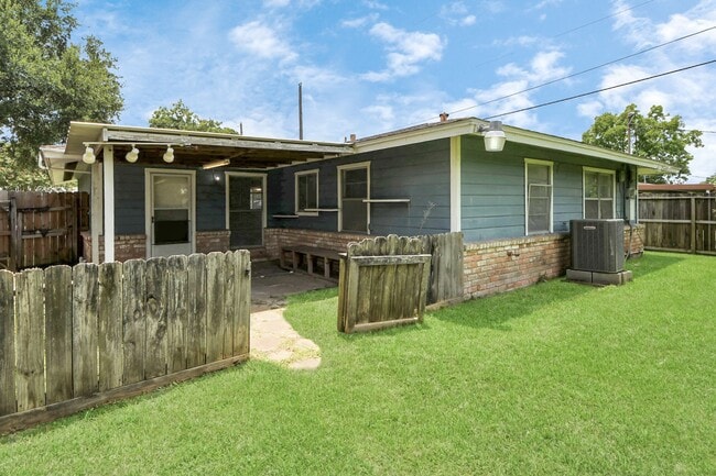 Building Photo - 1324 Bennett Dr