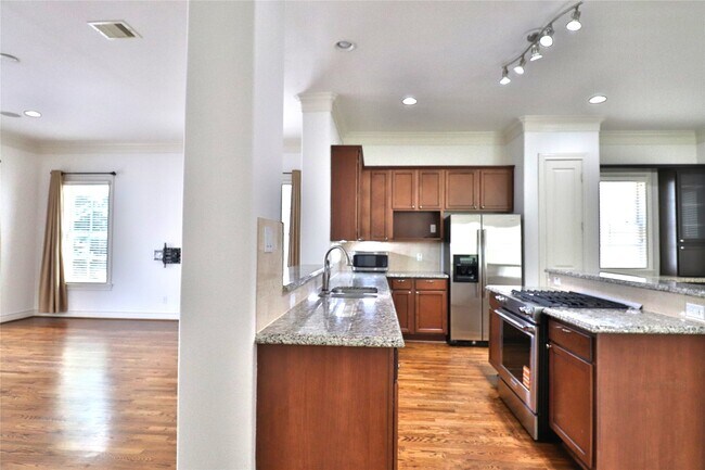 Building Photo - 3257 Maxroy St