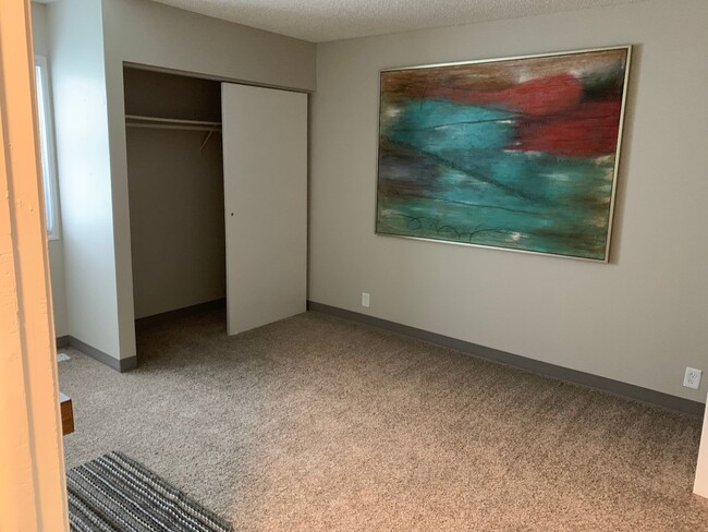 Building Photo - Spacious 2 Bedroom in Downtown Omaha