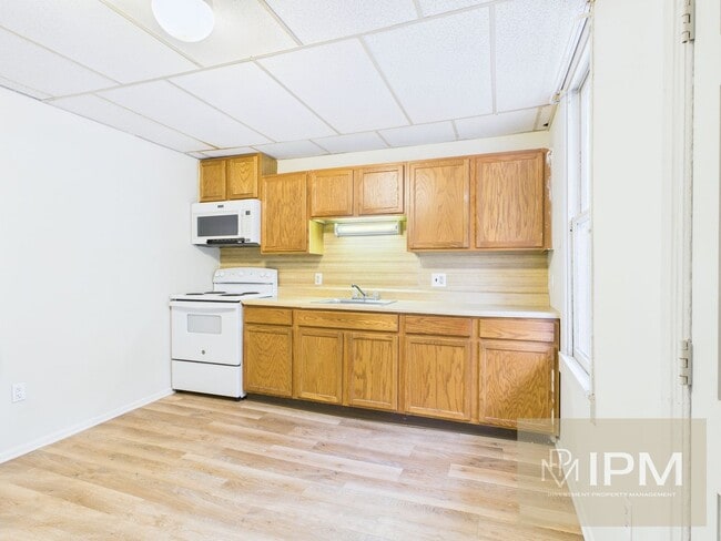 Building Photo - Charming 3 Bedroom, 1 Bath Home in Northeastern Schools!