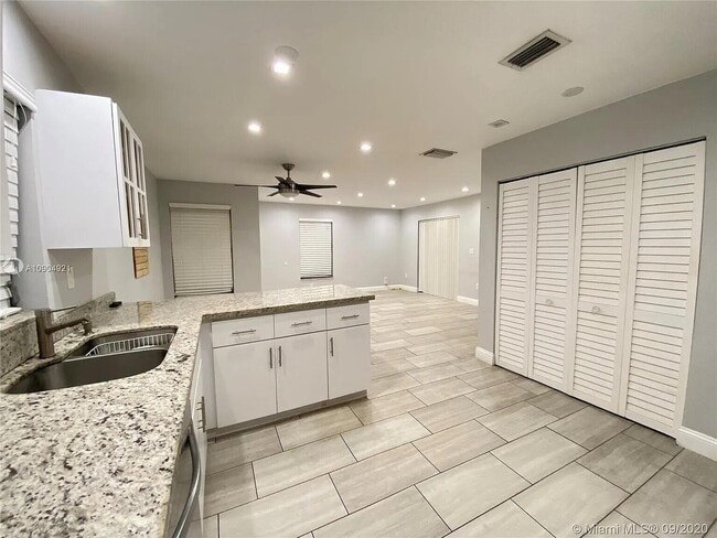 Building Photo - 2633 SW 30th Ct