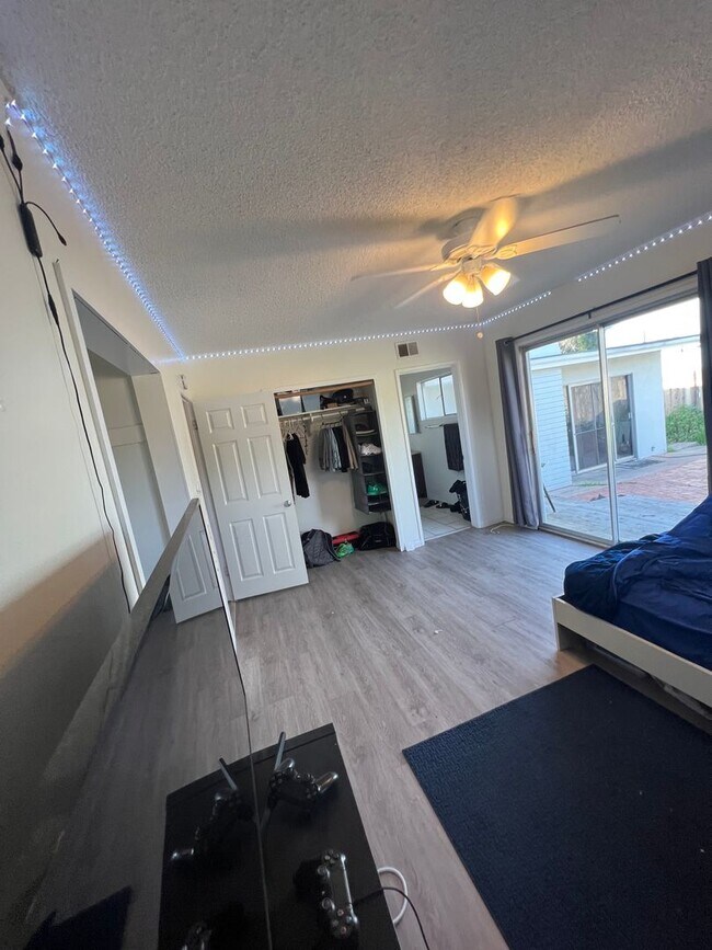 Building Photo - Updated 5 bedroom 3 bathroom house w/ HUGE YARD