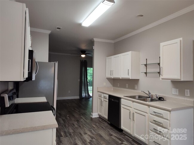 Building Photo - 2120 Sardony Ln