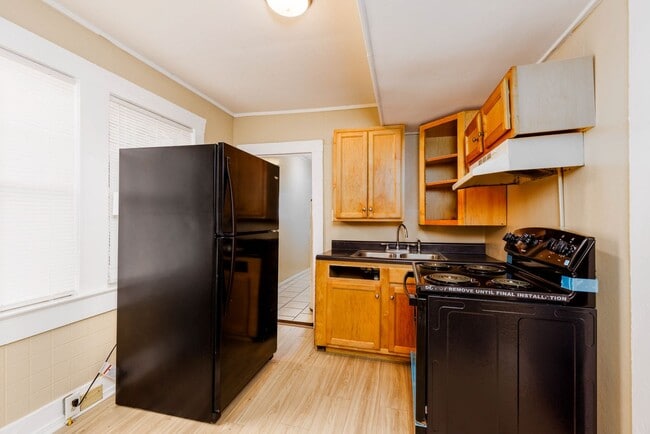 Building Photo - 4 Bedroom in West End