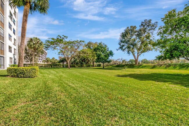 Building Photo - 6530 Boca Del Mar Dr