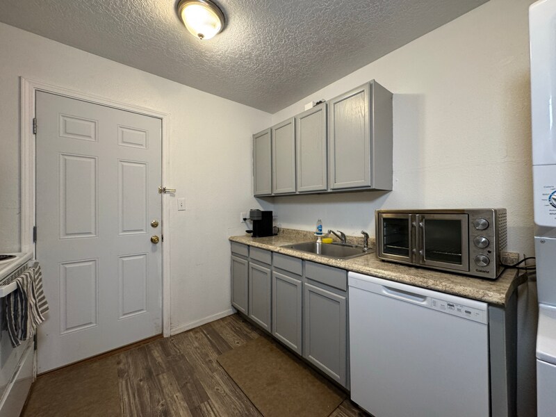 Building Photo - 652 Vancouver Rd SE