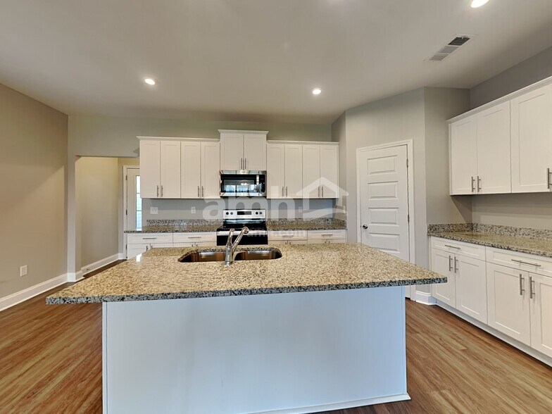 Building Photo - 5305 Tupelo St