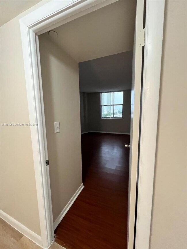 Building Photo - 1470 NE 123rd St