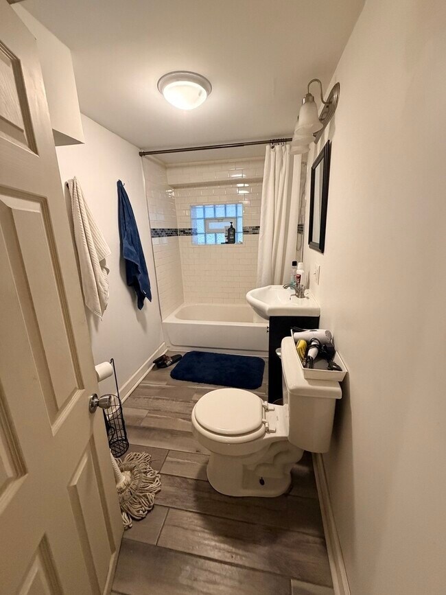 Building Photo - 1822 N Luna Ave