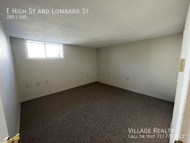 Building Photo - Huge 2-Bed apartment with washer/dryer hoo...