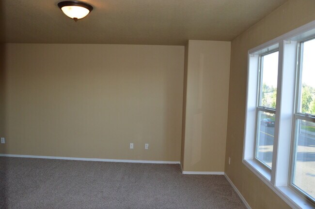 Building Photo - "Charming 3-Bed + Loft and 2 car garage Townhouse with Granite Elegance in Vancouver!"