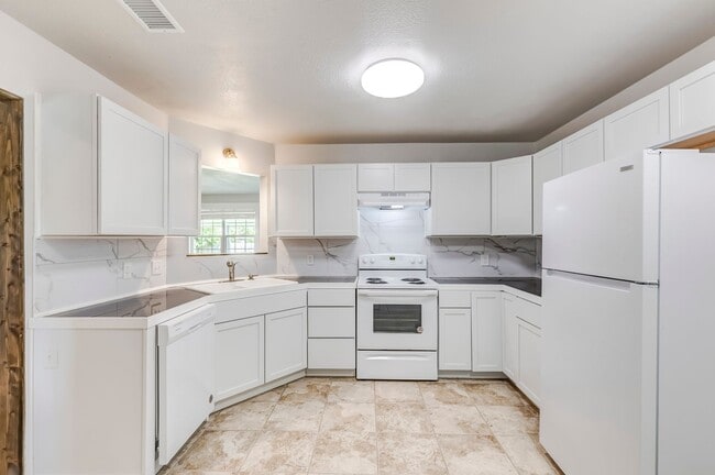 Building Photo - 2307 Traverse Dr