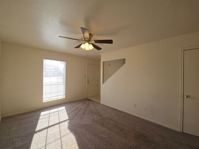 Building Photo - RENT SPECIAL - AVAILABLE NOW!
