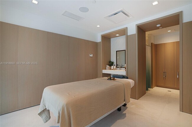 Building Photo - 700 NE 26th Terrace