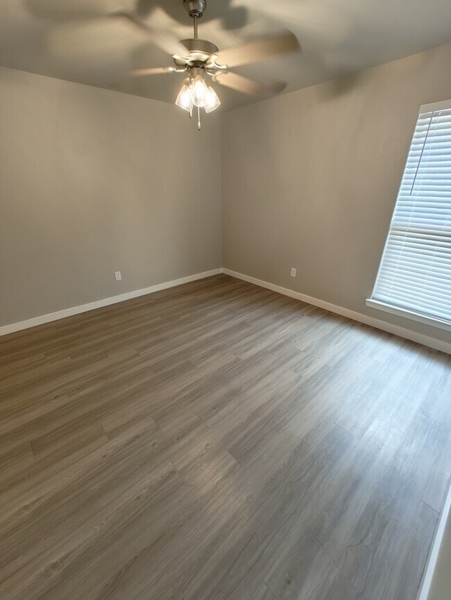 Building Photo - 3 bed 2 bath in Lone Star Trails!