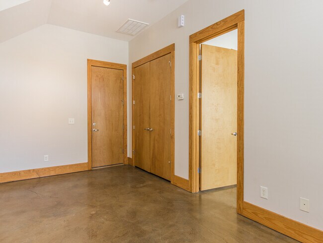 Building Photo - Luxury Downtown Townhome with 2 car Garage!