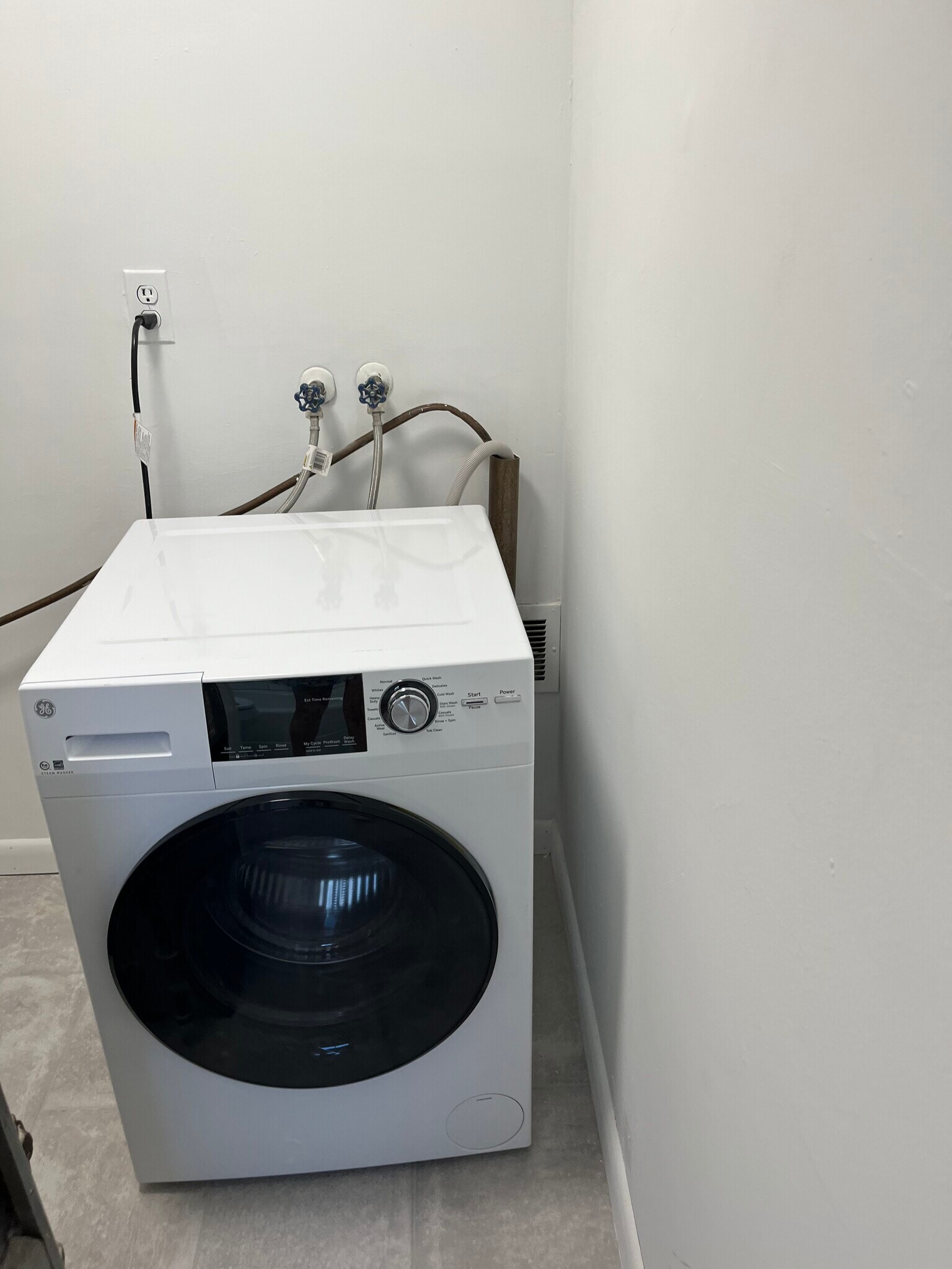 Building Photo - 386 Main St