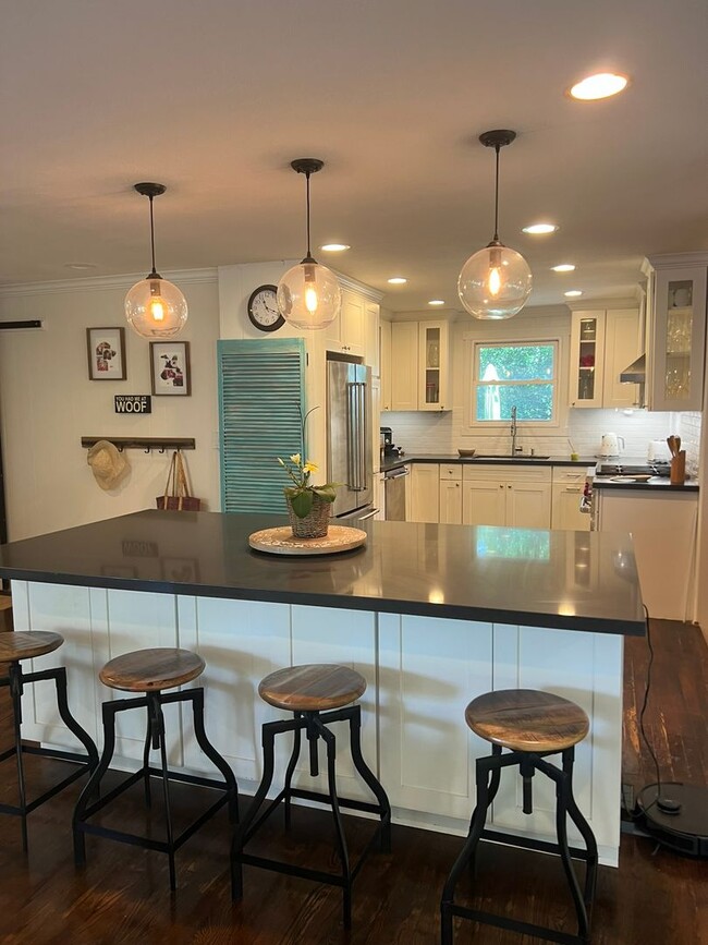Building Photo - Privately Gated, Cool, Spacious Home, Tuck...