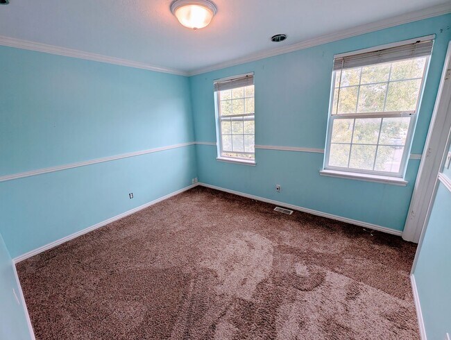 Building Photo - 749 Country Club Dr