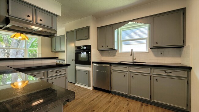 Building Photo - 12303 Meadow Berry Dr