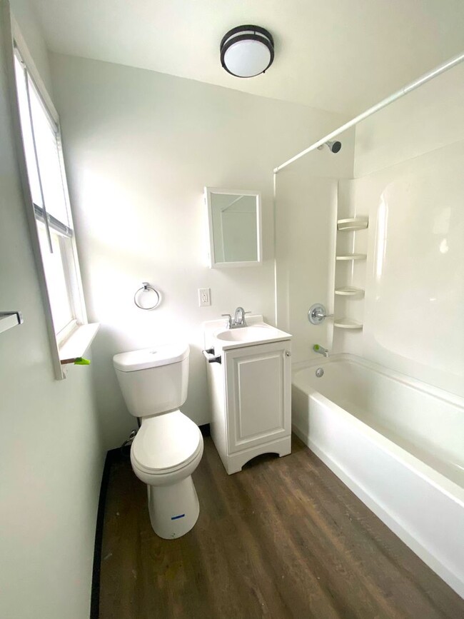 Building Photo - Renovated Split Level Townhome!