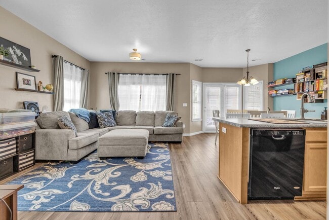 Building Photo - 1503 N August Dr