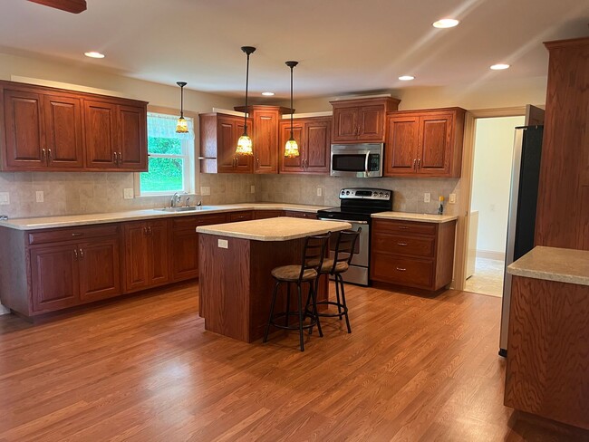 Building Photo - Now Leasing – Beautiful Well Maintained 3-...