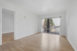 Building Photo - Rare rental: Chateau Dijon 1/1 in Alamo Heights