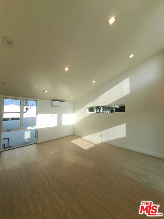 Building Photo - 2134 1/2 Cove Ave
