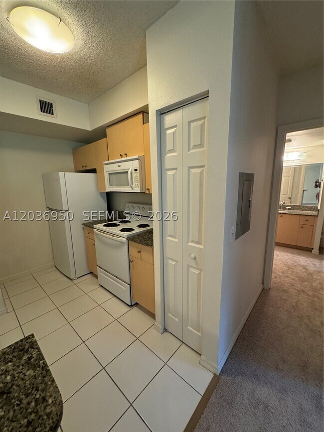 Building Photo - 2492 Centergate Dr