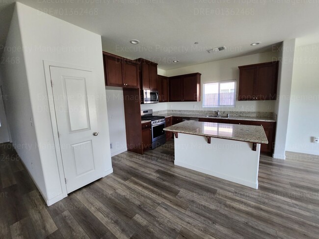 Building Photo - Modern 3 bedroom and 2 bathroom home with ...