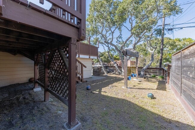 Building Photo - 833 2nd St