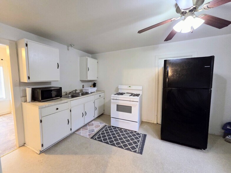 Building Photo - 1008 Runnels St