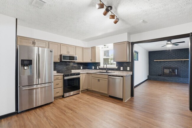 Building Photo - 703 Pineview Ct