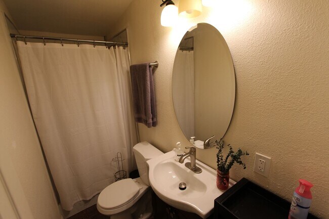 Building Photo - 5-Bedroom Home located in Railroad Springs