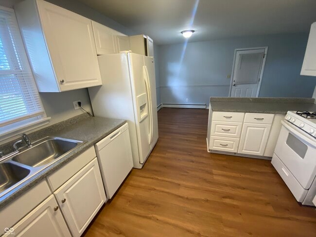 Building Photo - 8044 Beechwood Ave